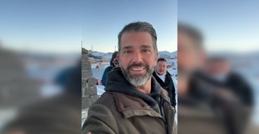 Неофициальный визит: Дональд Трамп-младший прилетел в Гренландию на самолете отца (видео)
