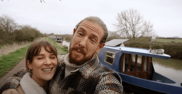 Подружжя продало будинок на березі моря, щоб жити в маленькому човні: у чому їхній секрет (фото)