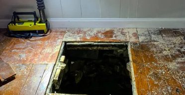 Подружжя знайшло моторошну "маску смерті" під мостинами в старовинному будинку (фото)