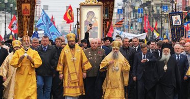 В Барселоне — расходиться, в Нью-Йорке — читать Клинтон, в Питере — пить. В чем причина такого разнообразия (ВИДЕО)