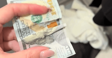 Украинка нашла $100 на секонд-хенде: "Думала, что это нереально"