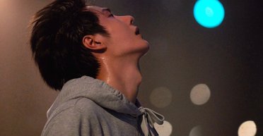 В Китае мужчин призывают носить "бюстгальтер" для кадыка: причина очень серьезная