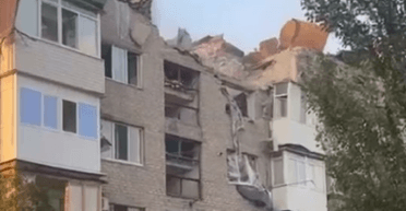 Російські війська влучили у багатоповерховий будинок у Покровську (відео)