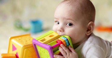 Ученые выяснили, что наличие денег у родителей благотворно влияет на мозг их младенцев