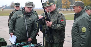 Лукашенко шантажує Путіна: що стоїть за словами глави Білорусі про відведення військ від кордону