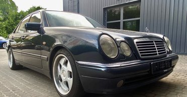 Неприметный раритет из 90-х: в Украине засветился лимитированный Mercedes (фото)