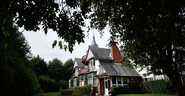 "Слышу чьи-то шаги": блогер показал, как выглядит самый жуткий особняк Британии (фото, видео)