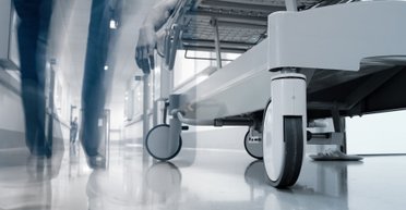 Необычная проверка: похоронное бюро в Китае просит работников пробыть 10 минут в морге