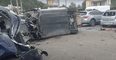 У Полтаві Tesla в'їхала у стоянку та пошкодила сім автомобілів (фото, відео)