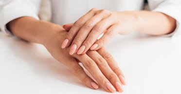 Сохнут и трескаются: 7 вечерних ритуалов, которые сделают руки мягкими и гладкими