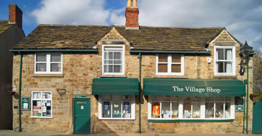 Жителі села, яким володіє сім'я аристократів, змушені фарбувати двері в один колір