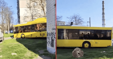 Водій "загубився": у Києві автобус разом з пасажирами проїхався газоном між будинками (відео)