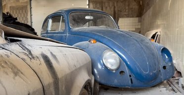 Ретро-авто на заброшенной фабрике: в Германии обнаружили секретную коллекцию машин (видео)