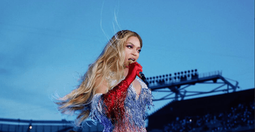 Бейонсе виступила в кольорах "російського прапору", але є нюанс (фото)