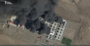 У РФ п'яту добу гасять пожежу на нафтобазі: на супутникових знімках видно густий дим (фото)