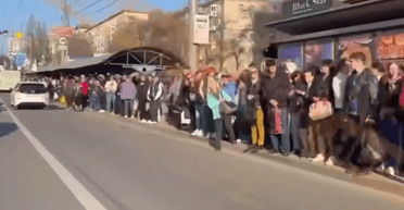 На остановках в Киеве образовались огромные очереди, что происходит (видео)