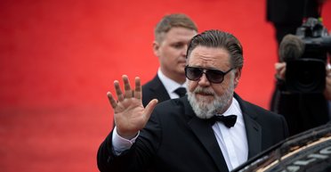 Зав'язалася бійка: Рассел Кроу в шльопанцях утік від фанатів у Лондоні