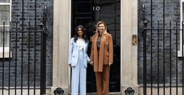 Олена Зеленська в гірчичному костюмі відвідала Даунінг-стріт у Лондоні (фото)