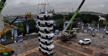 Тест на прочность: в Китае соорудили башню из электромобилей (фото)