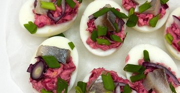 Закуска з яєць та оселедця: легко, швидко та яскраво