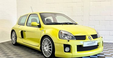 Старий 19-річний хетчбек Renault продають дорожче за новий Toyota Land Cruiser (фото)