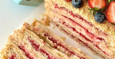 Неймовірний смак і дивовижний аромат: рецепт незвичайного торта "Наполеон" (відео)