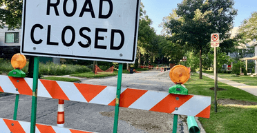 Влада нічого не знала: жінка перекрила проїзд, щоб син міг гратися на дорозі