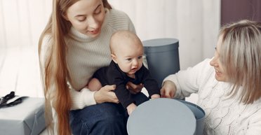 Родственники приехали впервые увидеть малыша: женщина показала забавное поведение гостей (видео)