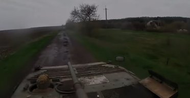 Бійці ЗСУ під ворожим обстрілом фосфорними снарядами витягли підбиту БМП