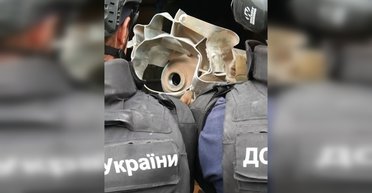 Выносят голыми руками: в ГСЧС показали процесс обезвреживания бомбы ВС РФ (видео)
