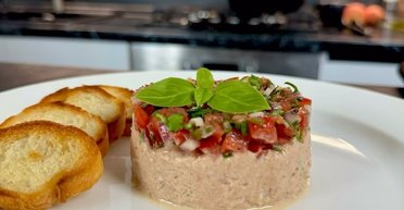 Закуска з консервованого тунця: рецепт смачної та швидкої страви