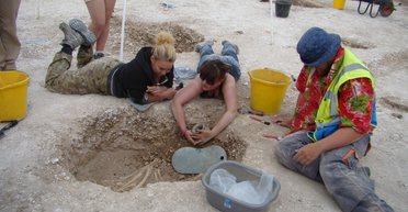 Мешанина останков. Археологов поразила найденная 2000-летняя могильная яма железного века