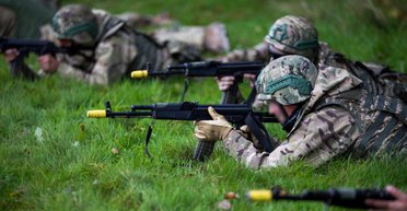 "Якщо виживуть": молодь вступає до лав ЗСУ, аби після року служби виїхати з країни, — нардеп