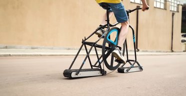 Українець створив незвичайний велосипед на гусеницях: він чудово їздить (відео)