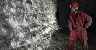 В Серной пещере найдена самая большая паутина в мире: на ней сидит 111 тыс. пауков (фото)