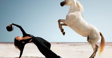 Кендалл Дженнер показала небезпечний трюк верхи на коні в рекламі бренду Stella McCartney