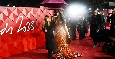 Амаль Клуні в золотій сукні вийшла на червону доріжку (фото)