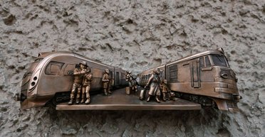 В Киеве на железнодорожном вокзале открыли скульптуру "Возвращение домой": где искать фигурку (фото)