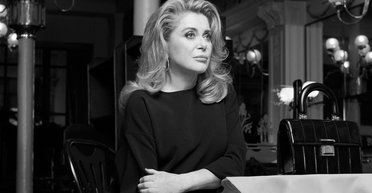 80-річна Катрін Денев у стильній сукні зʼявилася на Каннському кінофестивалі-2024 (фото)