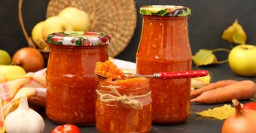 Пікантний соус: як приготувати аджику зі сливок