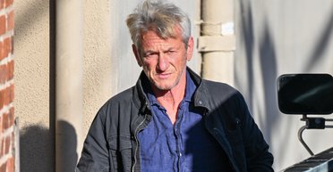 64-річного Шона Пенна помітили з новою подругою на прогулянці в Парижі (фото)