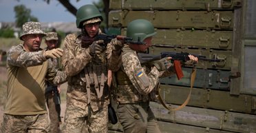 Стільки ж набирають у РФ: Україна призиває в армію 30 тисяч осіб на місяць, — NYT