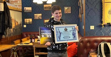 Открыл зубами 52 бутылки: хмельничанин установил национальный рекорд Украины (фото)