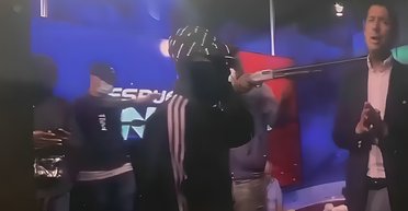 У країні надзвичайний стан: в Еквадорі бандити захопили телестудію в прямому ефірі (відео)