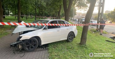 В Киеве нетрезвый на Subaru влетел в парк и травмировал двух женщин (фото)