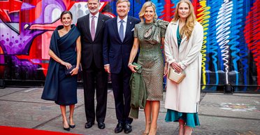 Королева Летиція та королева Максима продемонстрували елегантні сукні (фото)