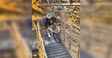 Побив світовий рекорд: француз піднявся на Ейфелеву вежу на велосипеді (відео)