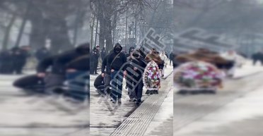 У Львові відбулася акція до Міжнародного дня жінок: демонстрантам кинули траурний вінок (відео)
