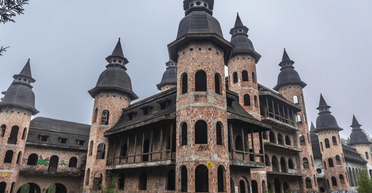 Таємничий і похмурий: замок із 52 кімнатами залишили гнити на 45 років (фото)