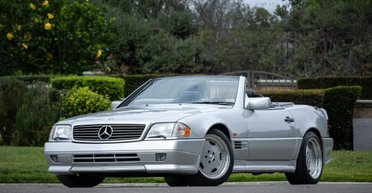 На аукцион выставили уникальный Mercedes 90-х с огромным двигателем от суперкара (фото)